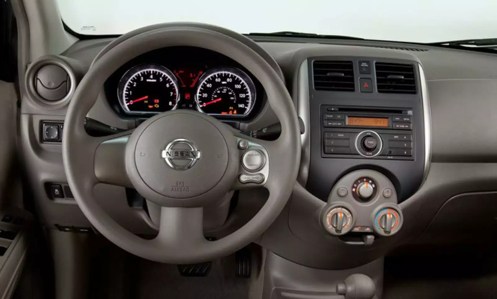 El nuevo Versa 2012 se presenta en cinco colores: acero, blanco, negro, plata, azul y rojo. Su precio fluctúa entre 165,800 y 189,500 pesos.