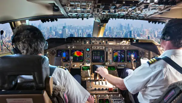 Pilotos en una cabina de avión en medio de un vuelo.
