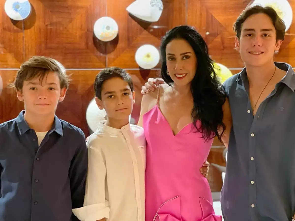 María Laura y sus hijos.jpg