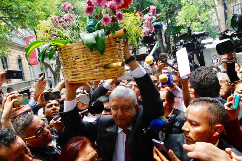 AMLO recibe canasta 