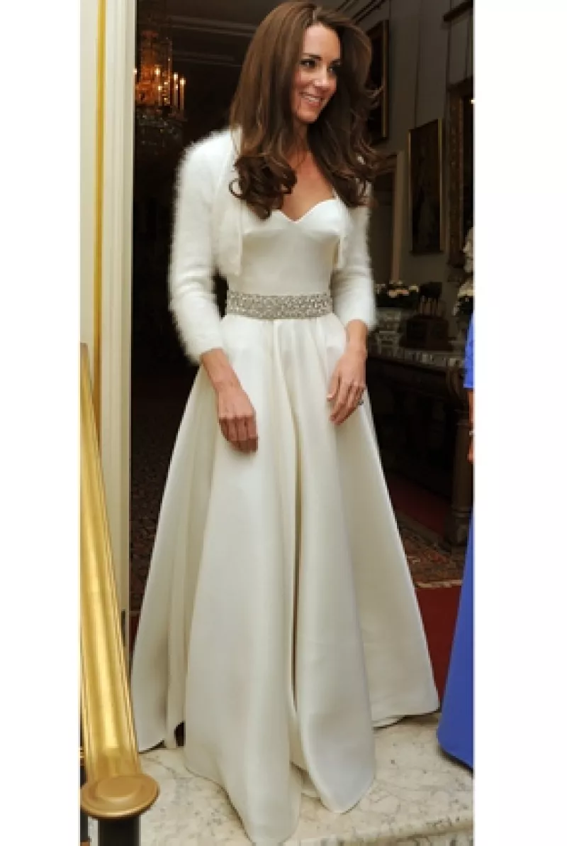 Los nuevos duques de Cambridge, el príncipe Guillermo y su esposa Catalina, hicieron su última aparición pública antes de su viaje de bodas.