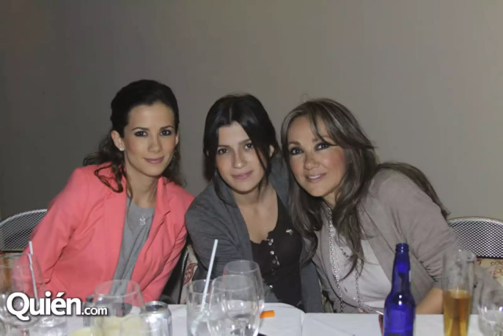 Gabriela y Fernanda Estrada con Gabriela Muñoz