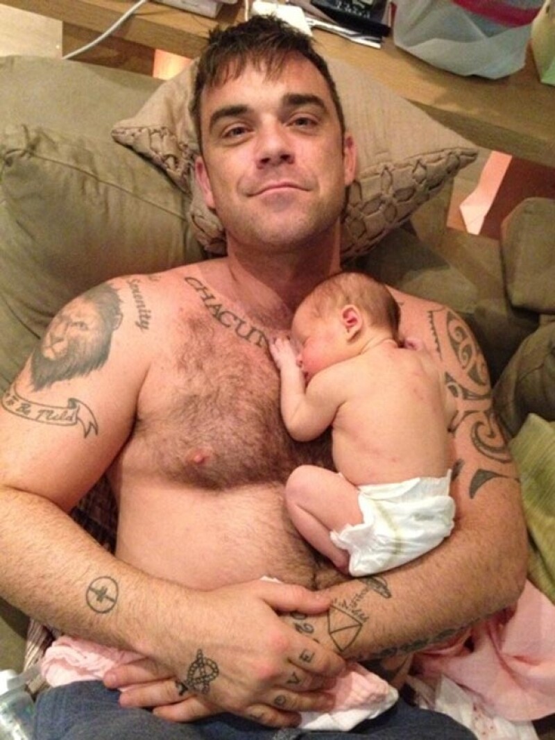 Con esta imagen Robbie se encargó de presentar a su primera hija Theodora Rose a quien de cariño llama `Teddy´.