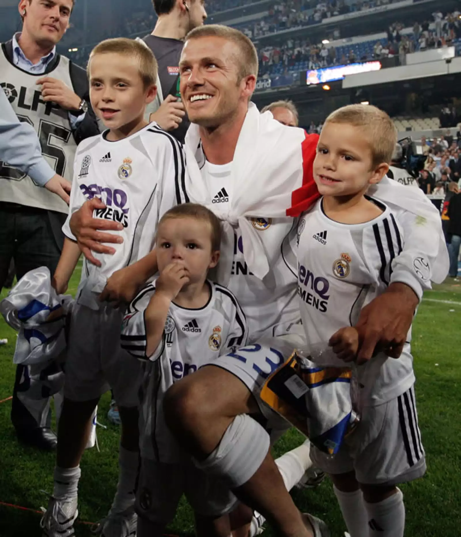A David siempre le ha gustado que sus hijos lo acompañen a los partidos, aquí con Brooklyn, Cruz y Romeo en 2007, cuando él jugaba para el Real Madrid.
