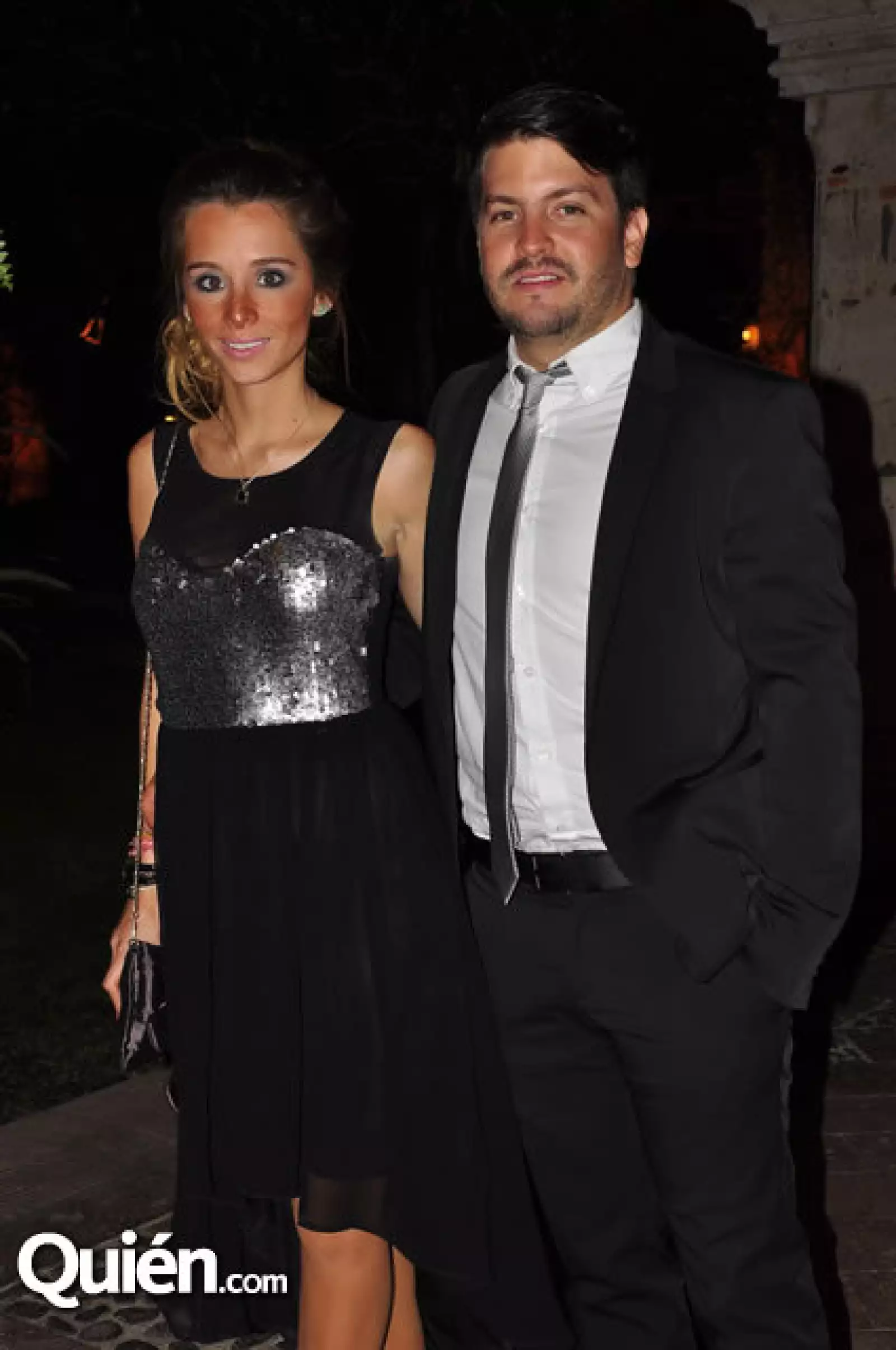 Fer Espinosa apostó por un negro con plata, brillos y falda asimétrica. Muy buen acierto.