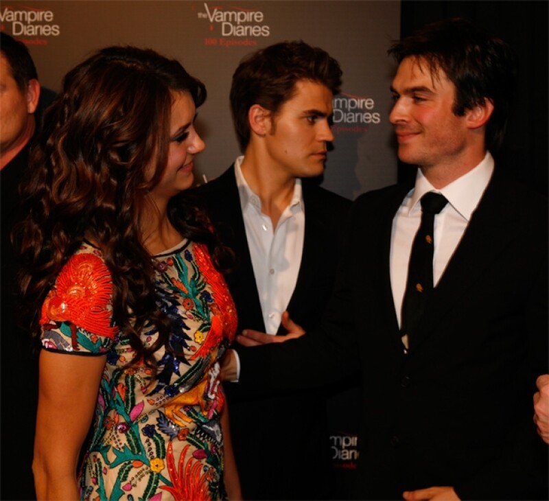 En medio de rumores de una posible reconciliación, Nina Dobrev, Ian Somerhalder y el elenco de The Vampire Diaries celebraron el centenar de capítulos de la producción filmada en Atlanta, Georgia.
