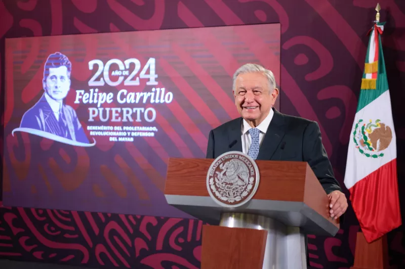 AMLO se disculpa con Salma Luévano por llamarla "hombre vestido de mujer" 