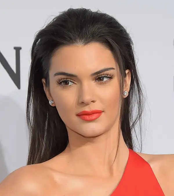 Kendall Jenner también se une a la tendencia con un tono brillante y mate.