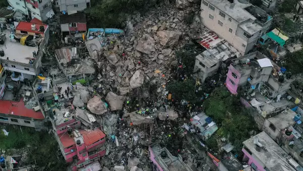 Toma aérea del deslave de una parte del cerro del Chiquihuite en donde continúan las labores de rescate en donde al menos 8 personas continúan desaparecidas.
