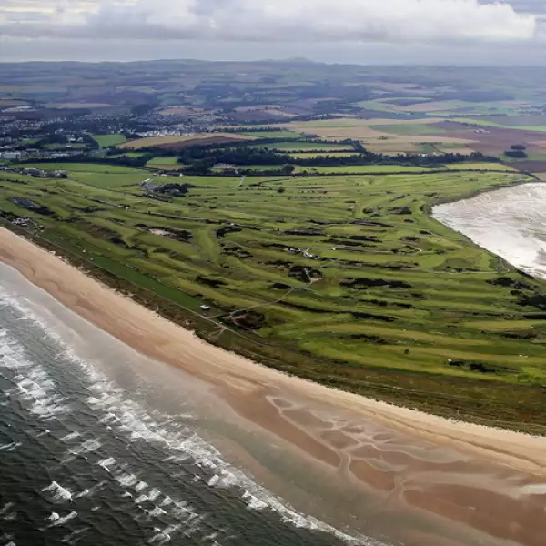 A un costado del Old Course, se encuentra la playa en la cual se grabó la memorable escena donde los protagonistas del filme "Chariots of Fire", quienes corrían en cámara lenta a ritmo de Vangelis.