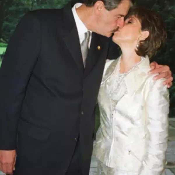 En 2 de julio de 2001, la pareja se casó por lo civil en la residencia de Los Pinos. Al final de la ceremonia, los recién casados sellaron su compromiso con un beso.