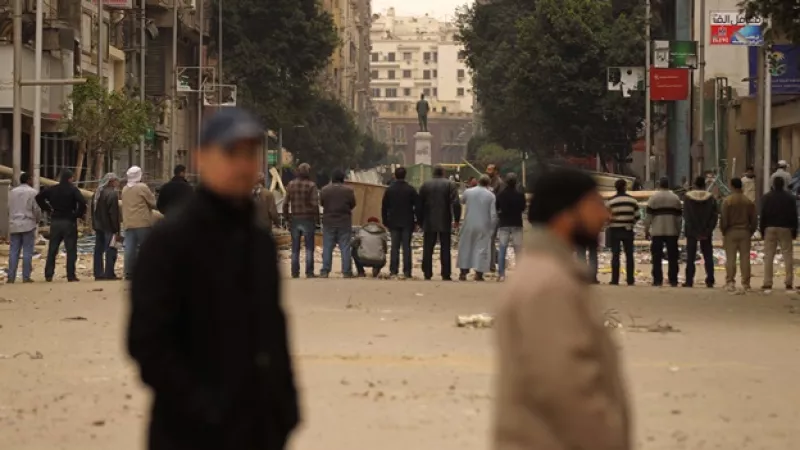 barrera humana en la plaza tahrir