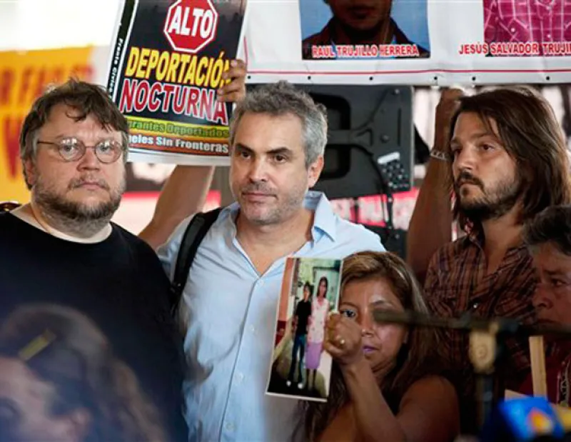 Alejandro González Iñárritu, Kate del Castillo, Diego Luna, Cuarón y Guillermo del Toro, estuvieron durante la llegada de la Caravana de la Paz, en la ciudad de EU.