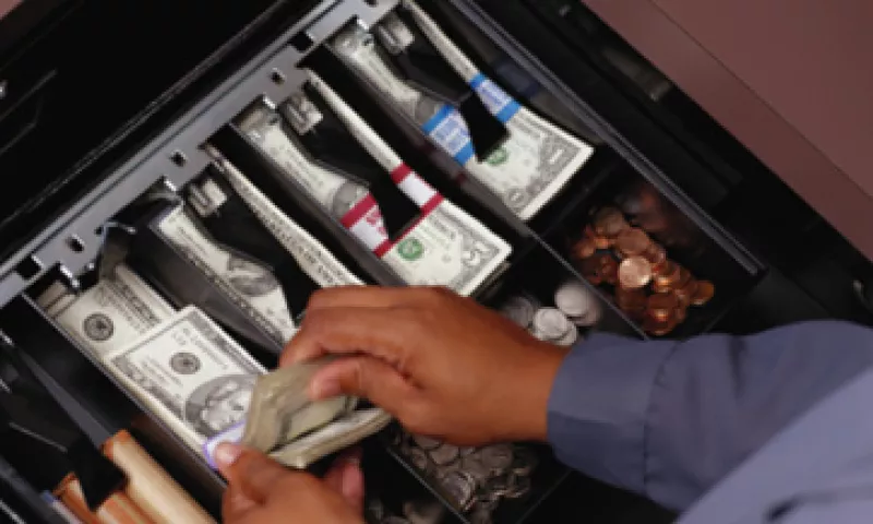 Los grandes bancos británicos están recibiendo ataques de la clase política por los grandes salarios y primas que pagan. (Foto: Thinkstock)