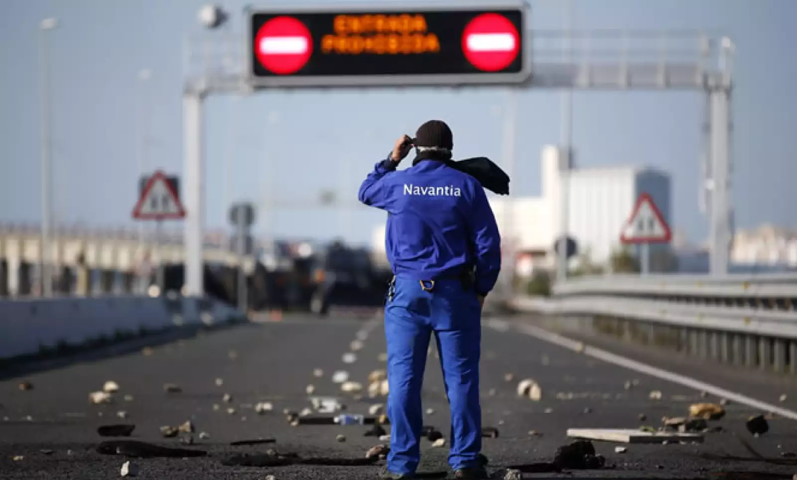 Un trabajador mira el puente Carranza tras los enfrentamientos de la policía con los manifestantes.
