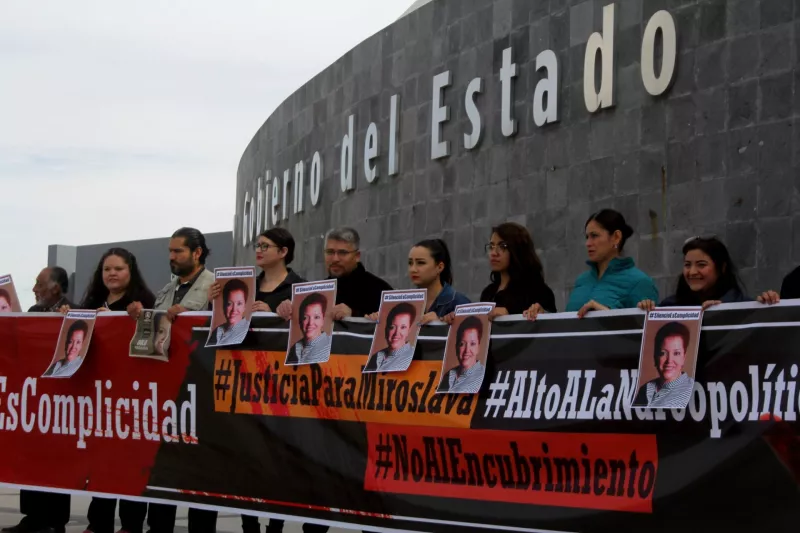 CIUDAD JUÁREZ, CHIHUAHUA, 23MARZO2019.- Este 23 de marzo del 2019 se cumplieron dos años del asesinato de la periodista Miroslava Breach, corresponsal de La Jornada en Chihuahua que investigaba corrupción política por narcotráfico. Era la mañana del 23 de marzo del 2017, Miroslava Breach Velducea salía de su casa para llevar a su hijo a la escuela, quien esperaba a su madre al interior del auto. En cuanto salió del hogar para subir al auto, le dispararon ocho veces en la cabeza, lo que le provocó la muerte en el lugar, frente a su pequeño hijo. El presunto móvil del asesinato es la cobertura que Miroslava Breach daba a la Sierra Tarahumara, en cuyas noticias denunciaba hechos de corrupción estatal y en los municipios, incluso sobre relación entre candidaturas que entregaban a narcotraficantes y sus allegados. Organismos locales, nacionales e incluso internacionales lamentaron y condenaron el homicidio. La exigencia incluso alcanzó a los Gobiernos del Estado de Chihuahua y Federal de México para esclarecer este crimen contra la reconocida periodista de La Jornada y contra el mismo ejercicio del periodismo en México.
FOTO: NACHO RUÍZ /CUARTOSCURO.COM