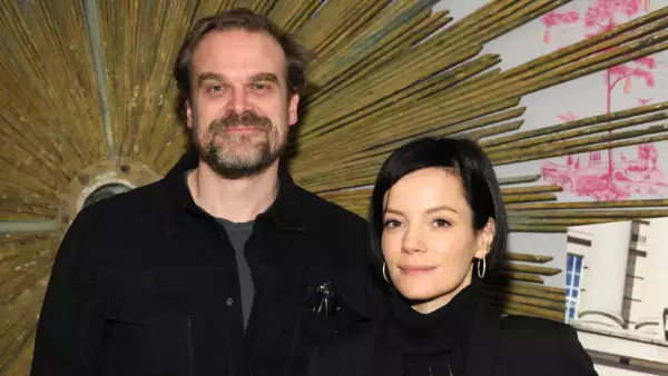 David Harbour y Lily Allen