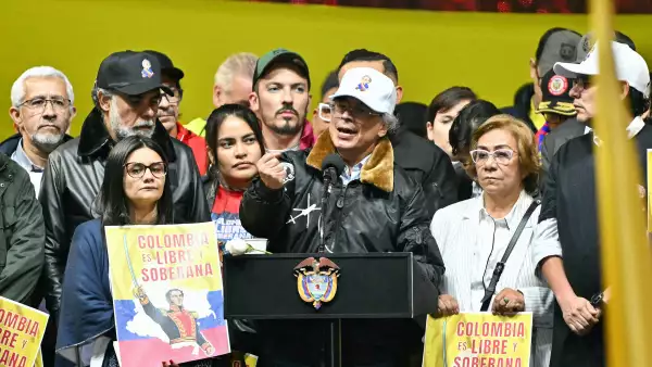 El presidente colombiano Gustavo Petro habla durante la Marcha por la Soberanía y la Democracia contra las amenazas del presidente estadounidense Donald Trump a Petro en la Plaza Bolívar en Bogotá el 7 de enero de 2026. Donald Trump mantuvo su primera llamada telefónica con su homólogo colombiano Gustavo Petro el 7 de enero, dijo el Ministerio de Relaciones Exteriores en Bogotá, días después de que el presidente de los Estados Unidos lo amenazara con acción militar.