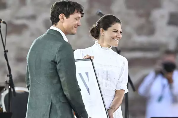 Iceskater Nils van der Poel recibe el Premio Victoria durante las celebraciones del cumpleaños de la Princesa Heredera Victoria.