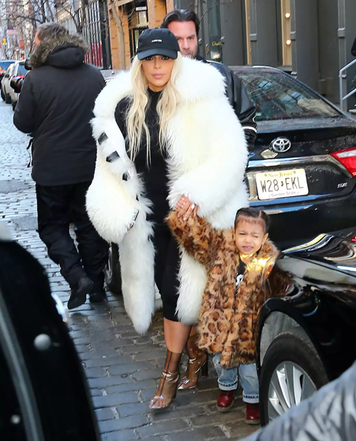La estrella de reality y su primogénita lucieron despampanantes abrigos de piel de la colección de Kanye West.
