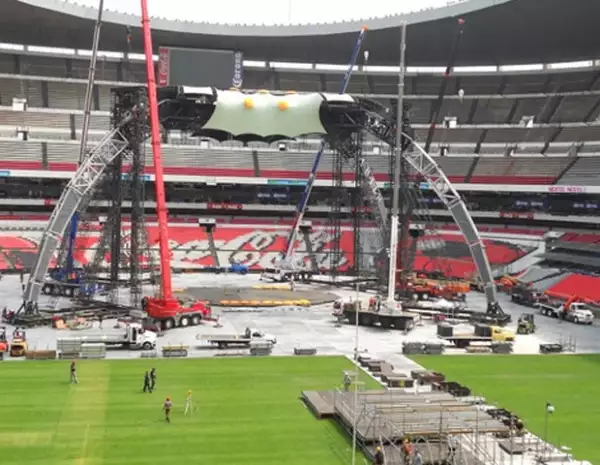 "La Garra" mientras era montada en el interior del Estadio Azteca.
