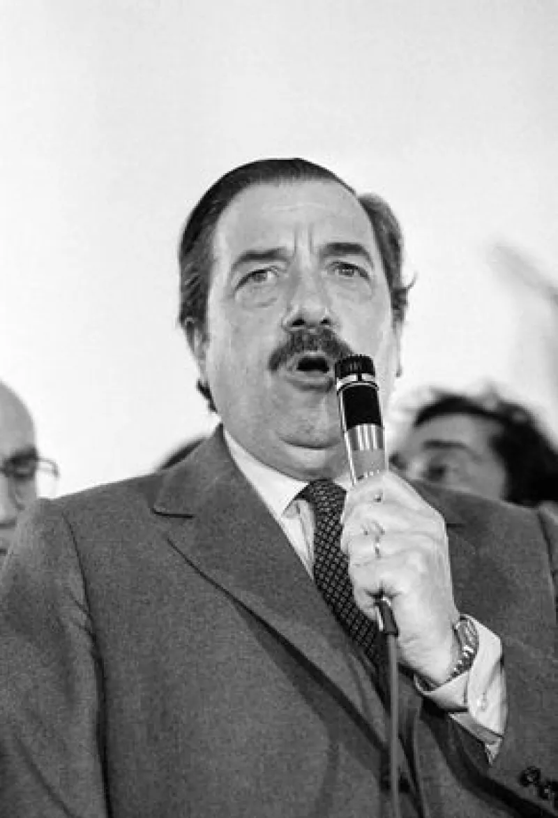 Al menos 10 km de calles fueron invadidas para acompañar el cortejo fúnebre del ex presidente argentino que restauró la democracia en ese país.