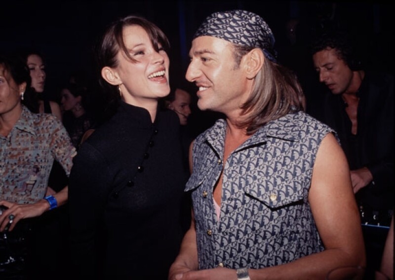Kate Moss y Galliano se conocen desde hace muchos años, por lo que guardan una estrecha amistad.