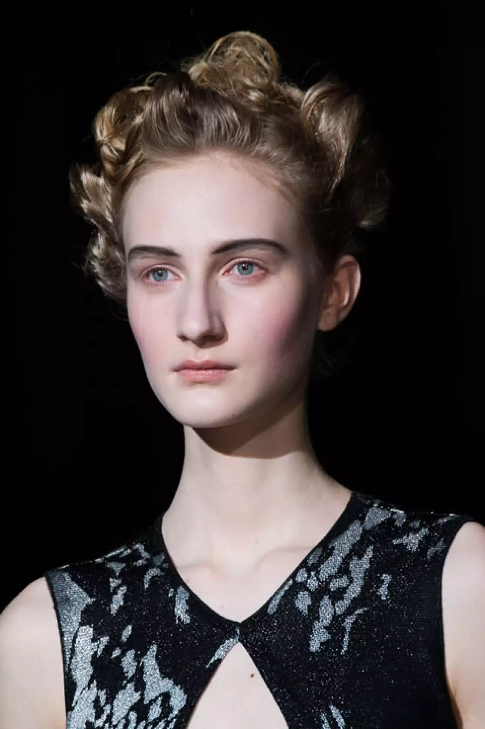 Missoni, Milán: El look fue creativo, llevando el pelo chino y todo recogido.