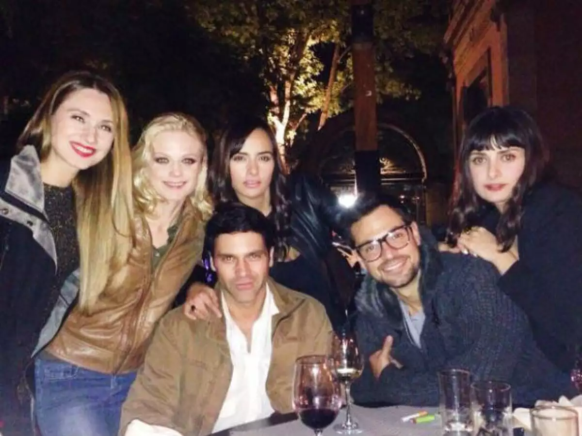 Ana Layevska, Valentino Lanús y parte del elenco de la serie.