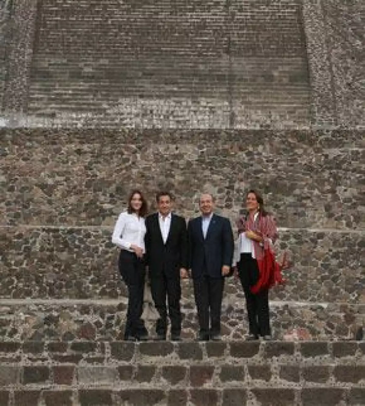Acompañados por el presidente Felipe Calderón y Margarita Zavala, el mandatario francés y su esposa recorrieron una parte de la zona arqueológica luego de visitar el museo del sitio.