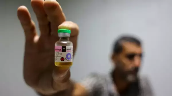 Un trabajador muestra un frasco que contiene una vacuna contra la polio proporcionada con el apoyo de UNICEF a la Franja de Gaza a través del cruce de Karm Abu Salem, también conocido como Kerem Shalom, en un depósito perteneciente al Ministerio de Salud de Gaza el 25 de agosto de 2024, en medio del conflicto en curso en el territorio palestino entre Israel y el grupo militante palestino Hamas. (Imagen principal del artículo 'Vacunación en tiempos de guerra: cómo proteger vidas bajo los bombardeos en Gaza')