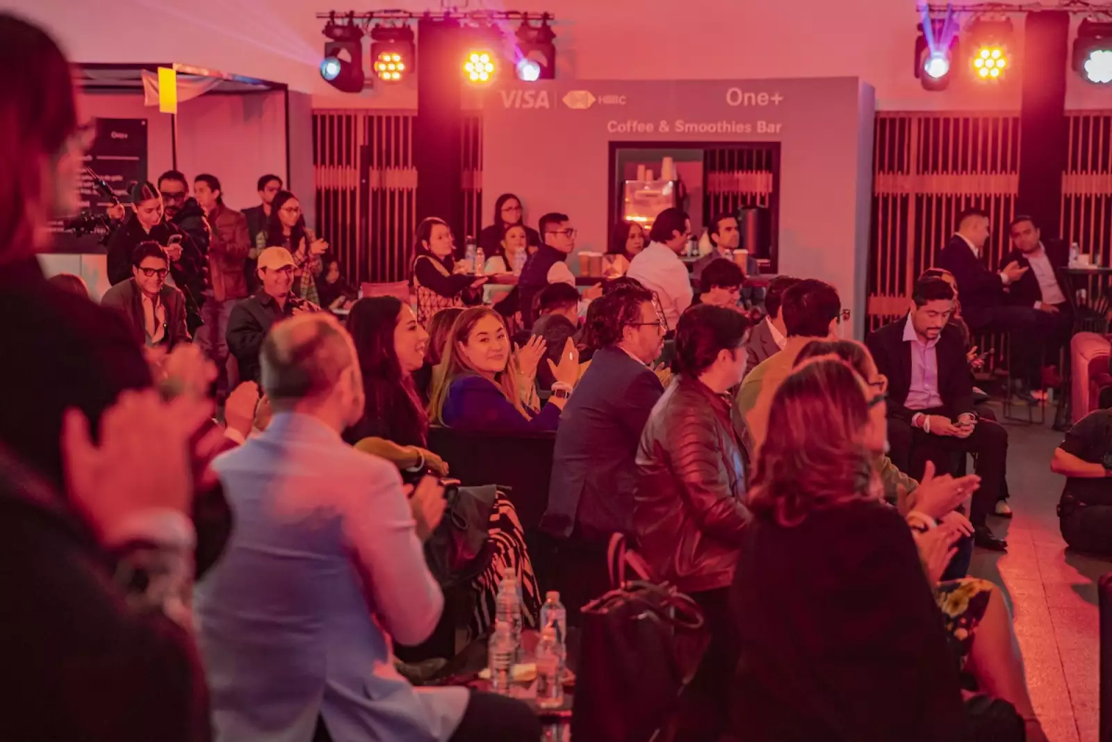 Así, con la emoción a tope, la presentación continuó con el gran reveal del embajador de una tarjeta que es tan increíble como él. Y el público lo sabía.