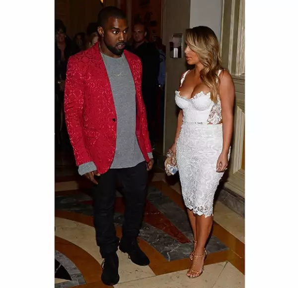 Kanye y Kim vistieron con outfits de encaje para la ocasión. Ambos parecían felices.