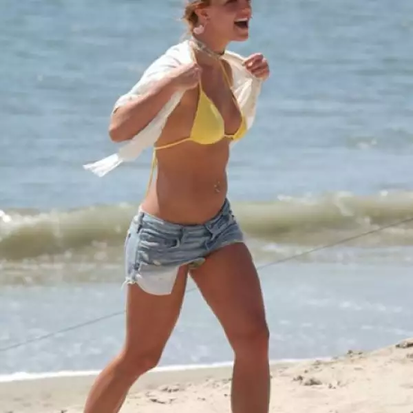 No importa si está en la playa, Britney prefirió unos Nike Dunks para caminar por la arena.