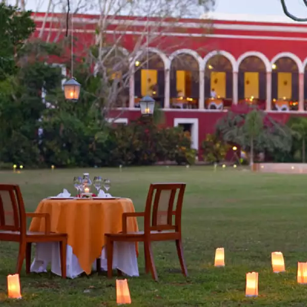 Te sugerimos preguntar por el paquete ‘Cena romántica’ para dos, que se sirve en un escondite a la luz de las velas y con el canto de las 50 especies de aves que viven en el hotel cómo único sonido.