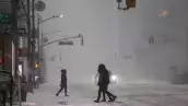 La gente cruza la Sexta Avenida en la caída de la nieve en la ciudad de Nueva York el 25 de enero de 2026. Una tormenta invernal masiva del 24 de enero arrojó nieve y lluvia helada desde Nuevo México hasta Carolina del Norte mientras recorría los Estados Unidos hacia el noreste, amenazando a decenas de millones de estadounidenses con apagones, caos en el transporte y un frío escalofriante. Después de golpear las áreas suroeste y central del país, el sistema de tormentas comenzó a golpear los estados del Atlántico medio y noreste densamente poblados a medida que una masa de aire frígida se instaló en toda la nación.