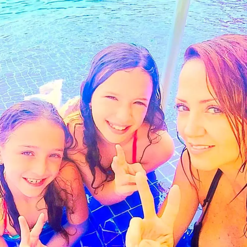 La guapa conductora decidió aprovechar el puente para escaparse con sus pequeñas a la playa.