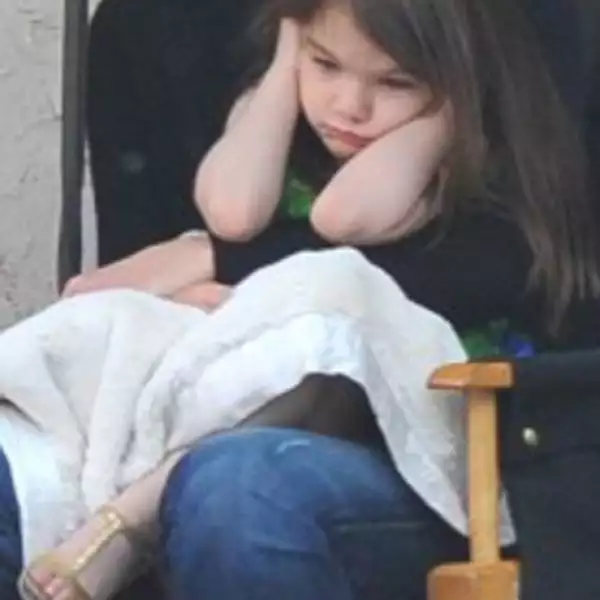 Suri Cruise viajó en compañía de su mamá  a Sevilla para visitar a su papá en el rodaje de Knight & Day.