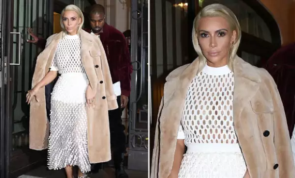 Este ouftit de red blanco revela casi todo lo que lleva bajo la ropa.