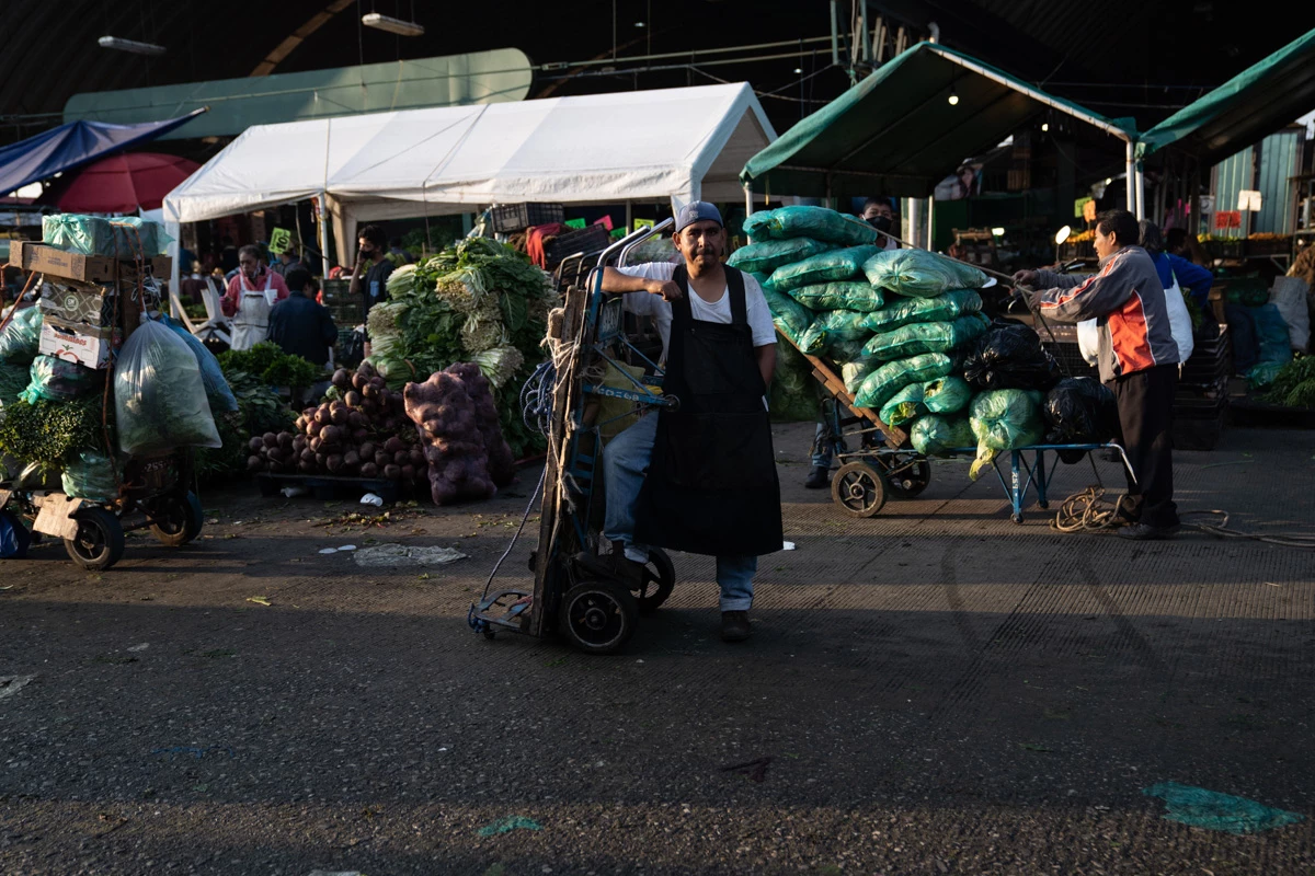 Los mexicanos ganan menos, trabajan más y carecen de acceso a la salud Los mexicanos ganan menos, trabajan más y carecen de acceso a la salud