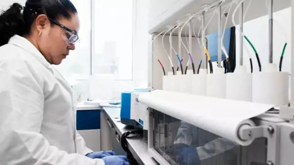 En México sólo existen cuatro equipos como éste para comprobar la liberación del activo químico del medicamento. Uno de ellos es de Landsteiner.