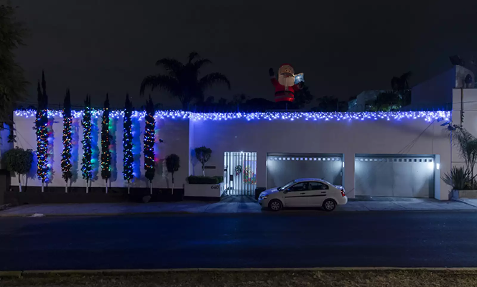 Los colores y formas de los adornos varían en las casas, aunque Santa Claus es uno de los clásicos que no pueden faltar.