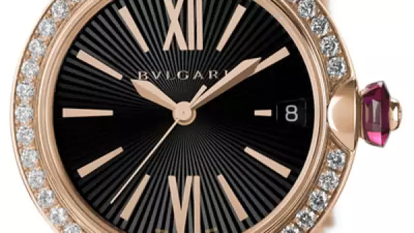 BULGARI. Diseño y mecánica se envuelven con oro y piedras preciosas para regalarnos Lucea, una muy modernizada pieza con un inequívoco sabor italiano. Precio: desde $10,000 dólares.