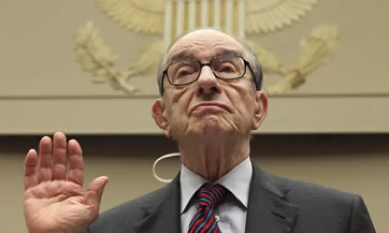 Greenspan señaló que el reciente aumento en los precios de las acciones y de las viviendas ha contribuido mucho para proteger a la economía. (Foto: AP)