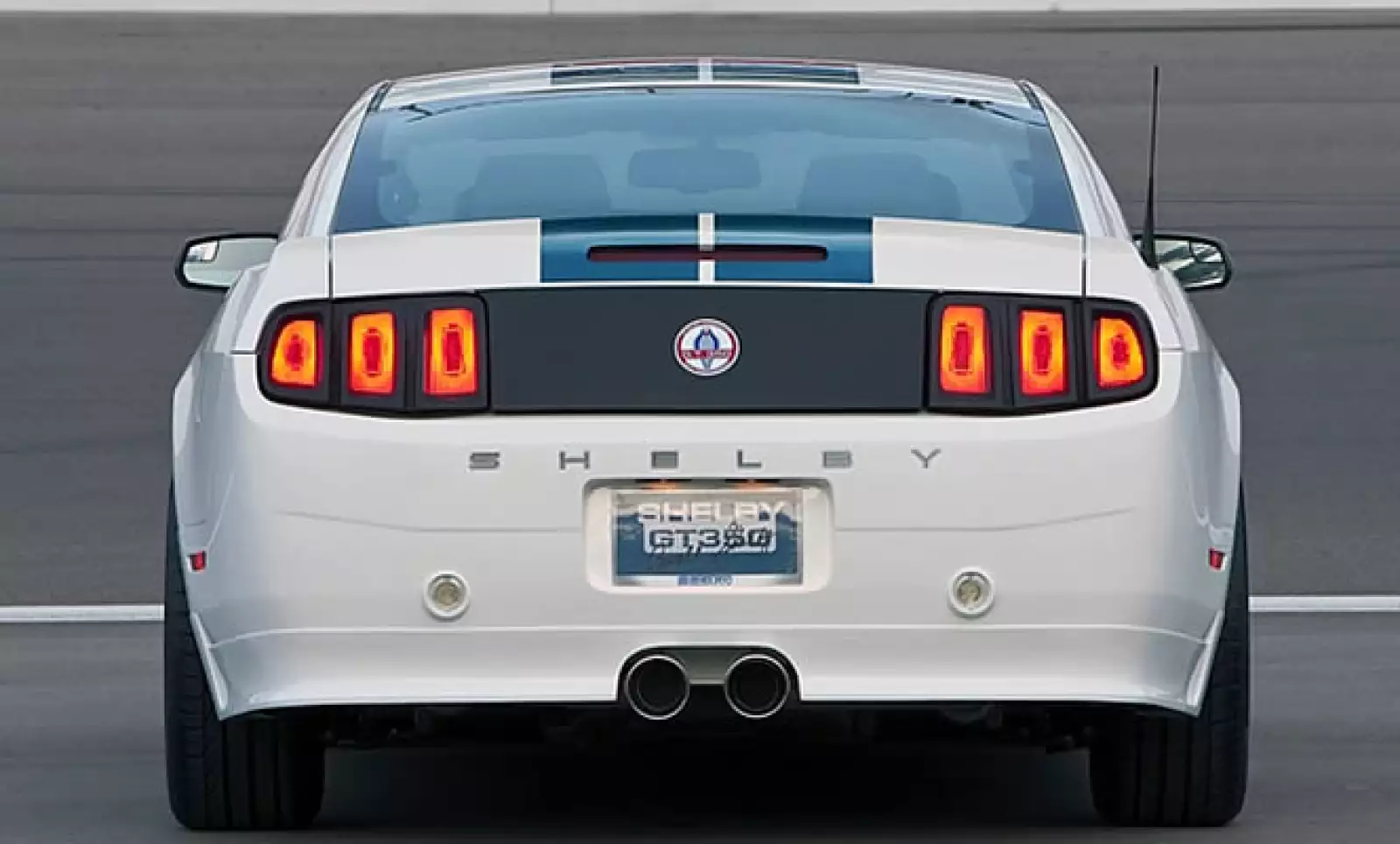 Este GT350 tiene una fascia delantera ancha, escape grande al centro de la parte trasera y marcas e insignias especiales de Shelby GT350.