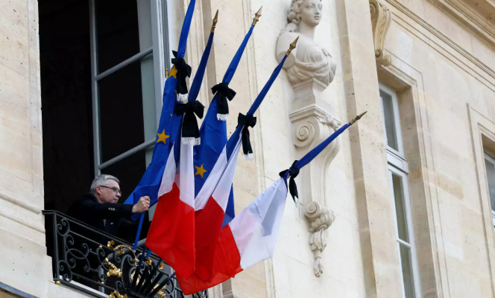 Las banderas del palacio presidencial francés son alzadas a media asta en señal de luto.
