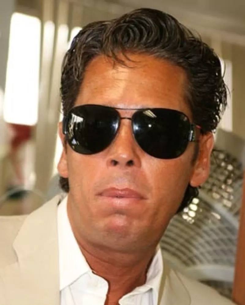 Debido a un decreto emitido por el presidente Felipe Calderón, el actor tendrá que abandonar sus tierras las cuales serán indemnizadas, según informa el periódico Reforma.