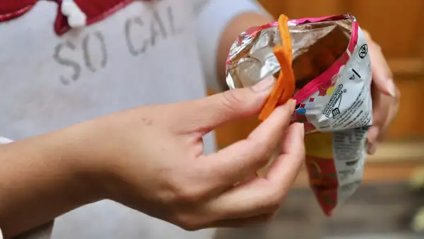 Alimentos no básicos con alto contenido calórico como churritos y papas fritas. Foto; 