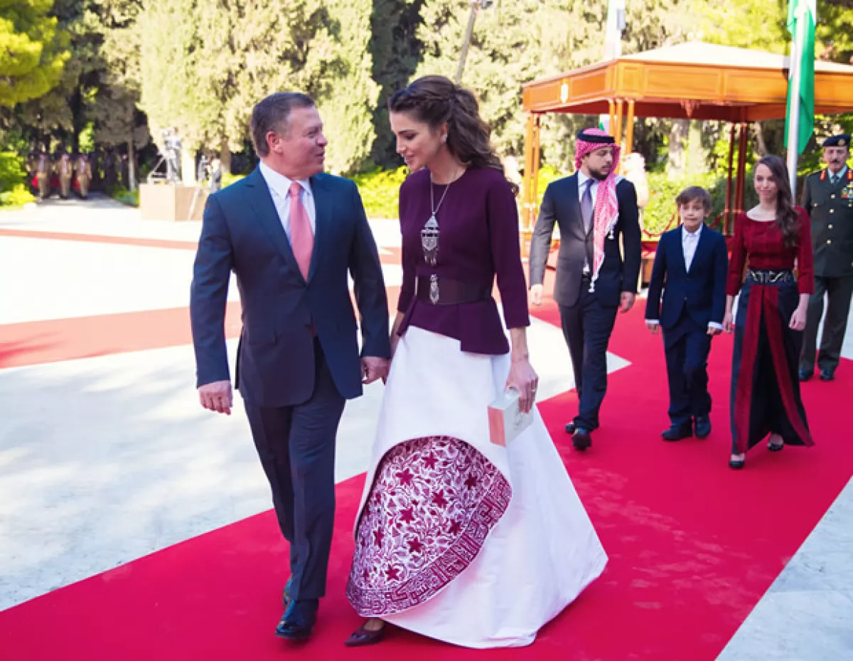 La reina viajó con toda su corte para la celebración.