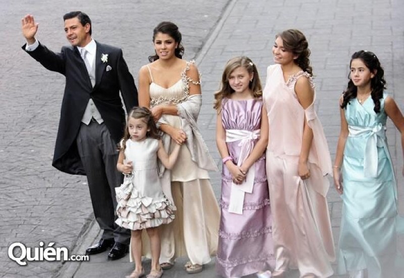 En la imagen: Enrique Peña, Paulina Peña, Regina Castro, Fernanda Catro (de vestido Lila), Sofía Castro y Nicole Peña.